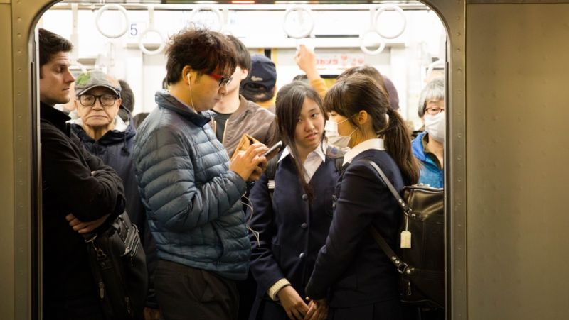 chikan thường xảy ra trên tàu điện ngầm chikan thường xảy ra trên tàu điện ngầm